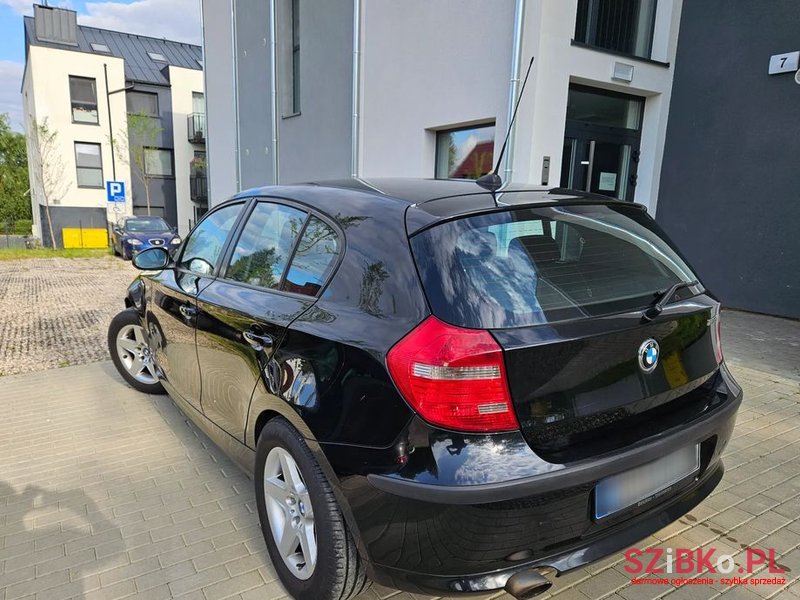 2009' BMW 1 Series 116I photo #2