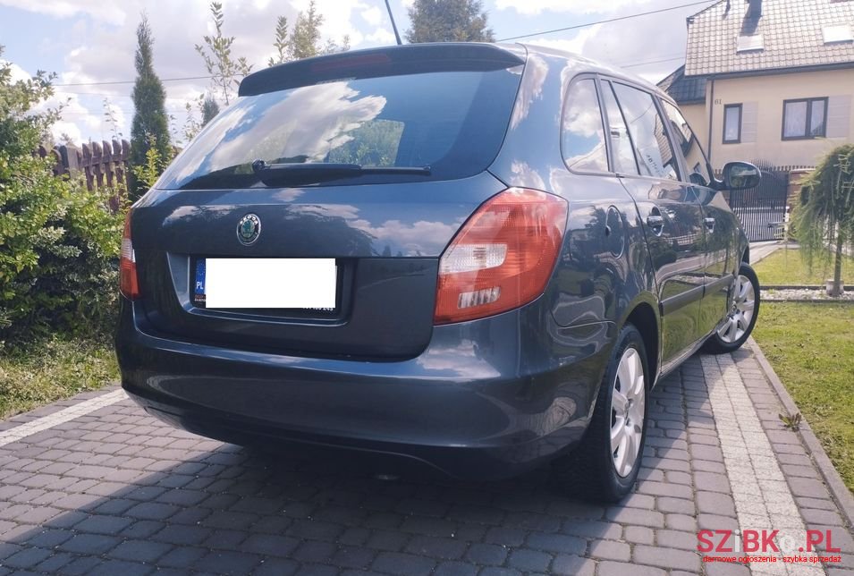 2011' Skoda Fabia photo #3