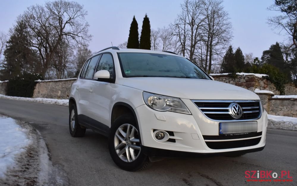 2011' Volkswagen Tiguan photo #2