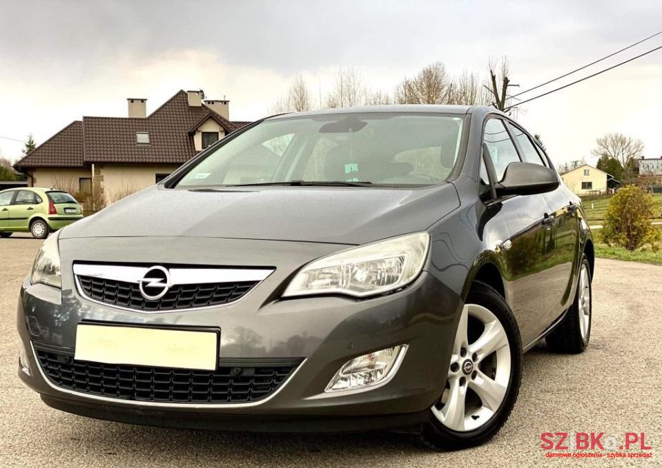 2010' Opel Astra photo #1