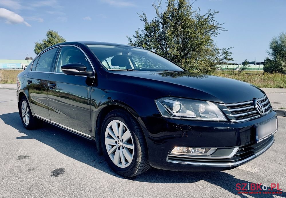2011' Volkswagen Passat photo #2