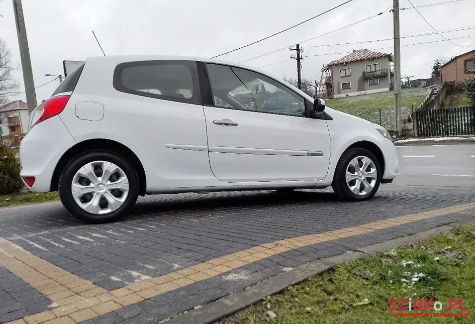 2010' Renault Clio photo #6