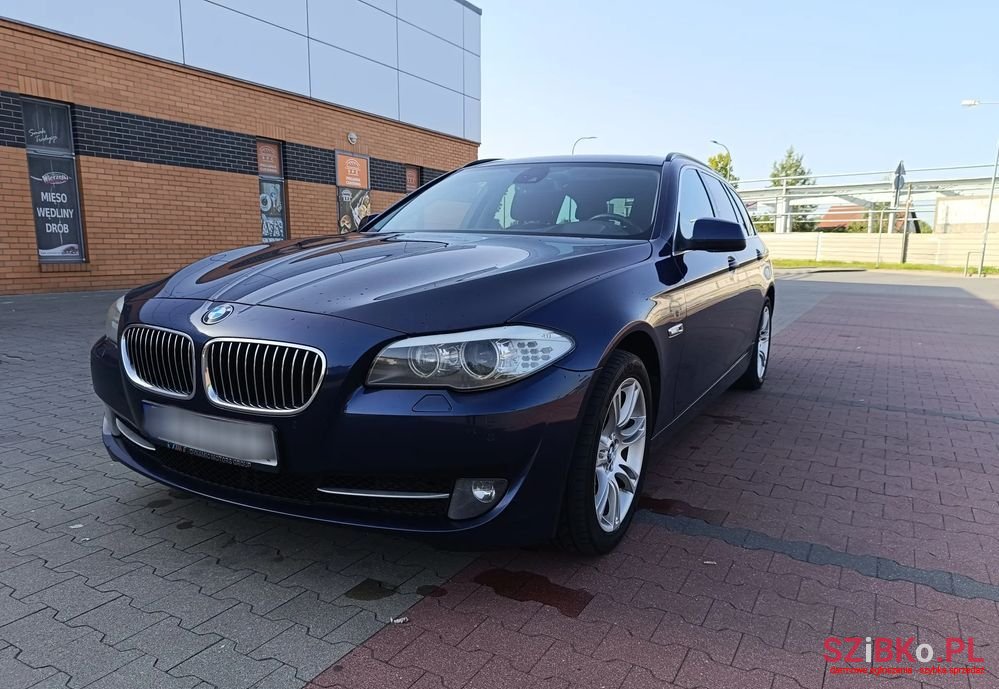 2011' BMW 5 Series 520D photo #1
