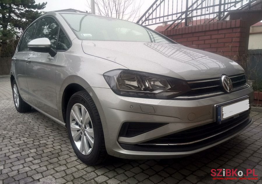 2019' Volkswagen Golf photo #2