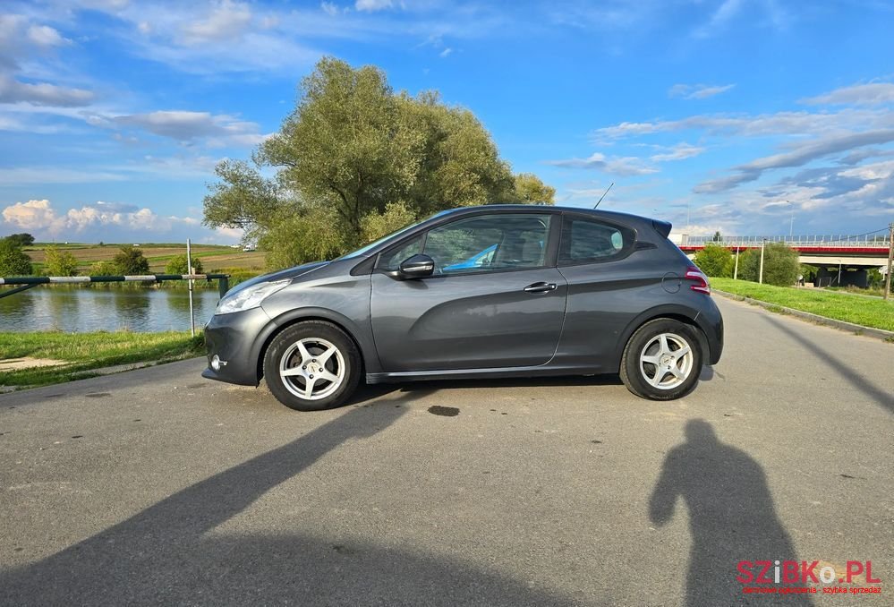 2012' Peugeot 208 photo #2