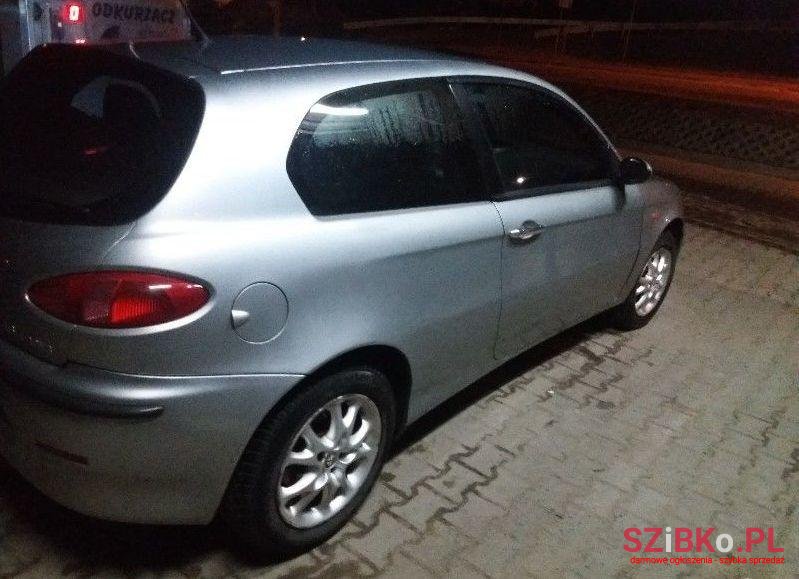 2001' Alfa Romeo 147 photo #2