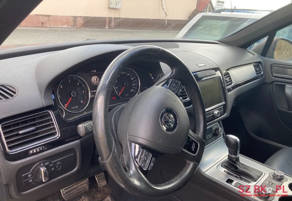 2013' Volkswagen Touareg photo #4