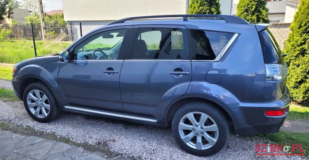 2011' Mitsubishi Outlander 2.0 Intense 2Wd photo #2