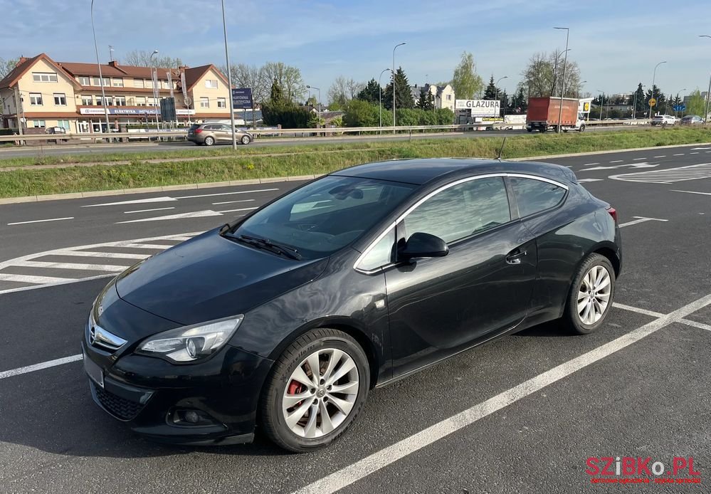 2011' Opel Astra photo #1