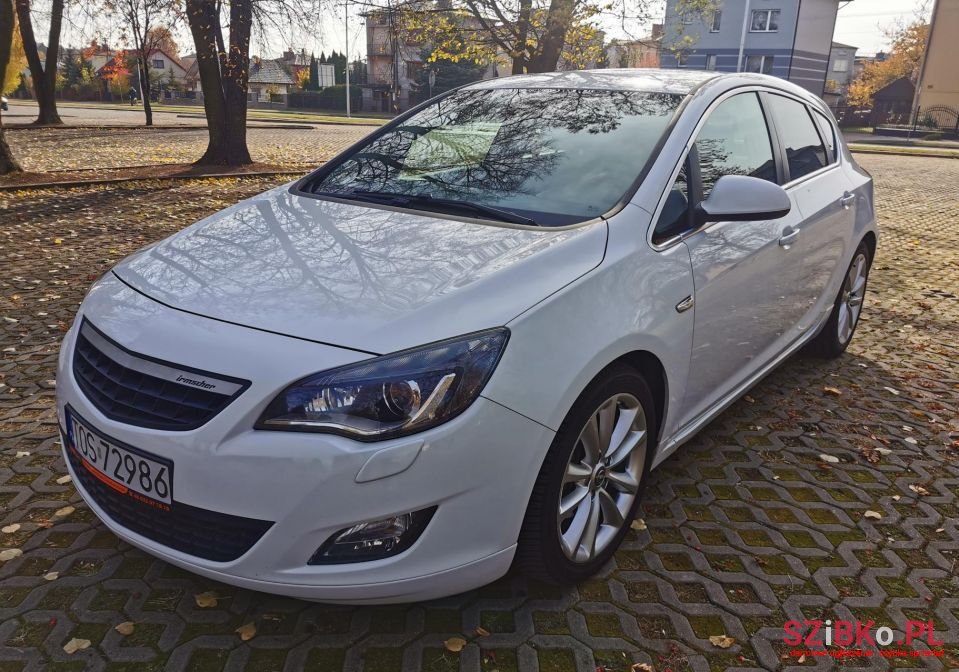 2011' Opel Astra photo #2