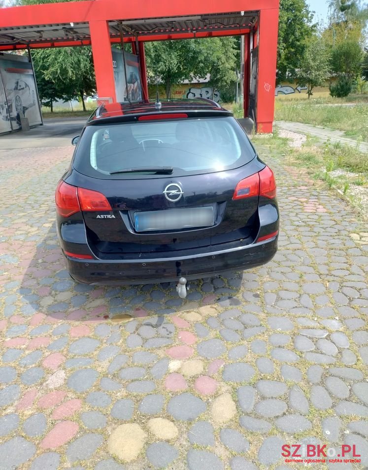 2010' Opel Astra 1.6 Sports Tourer photo #4