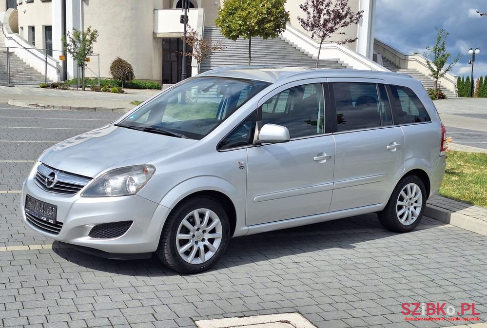 2010' Opel Zafira photo #1