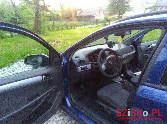 2004' Opel Astra photo #1