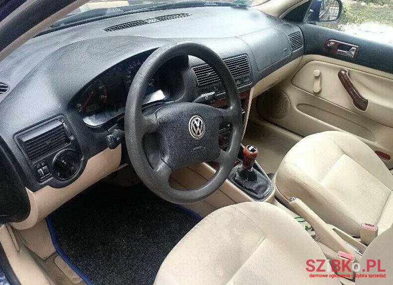 2001' Volkswagen Golf photo #2