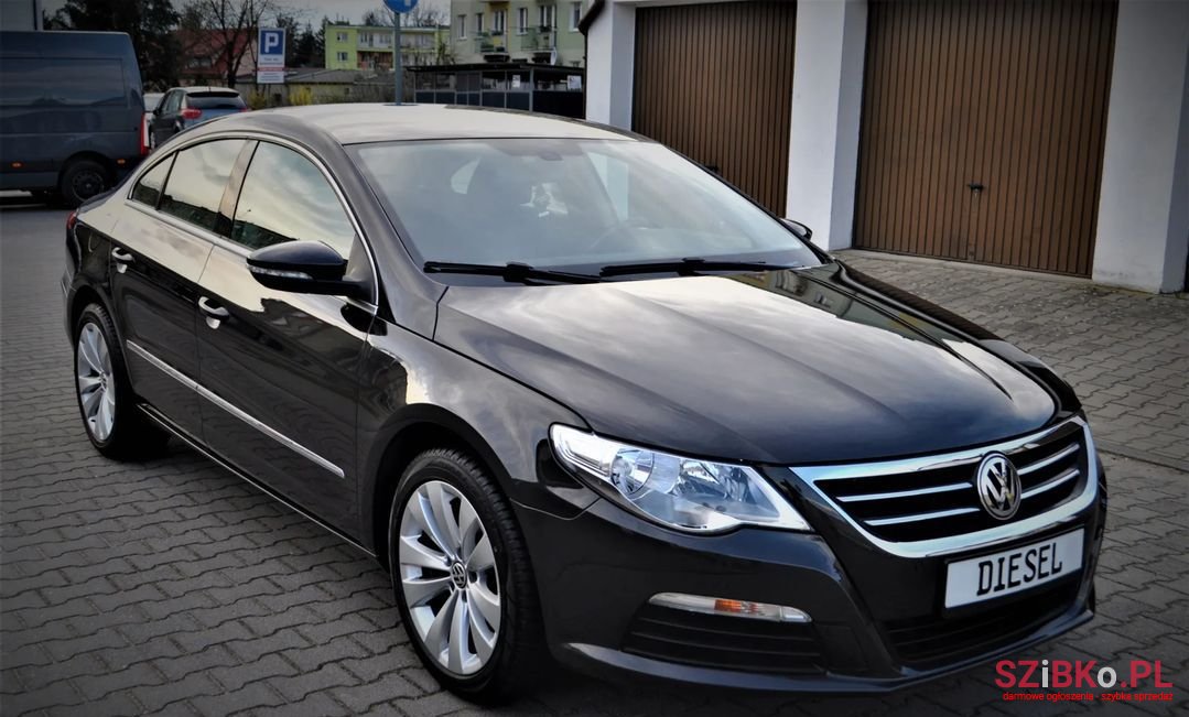 2010' Volkswagen Passat photo #2