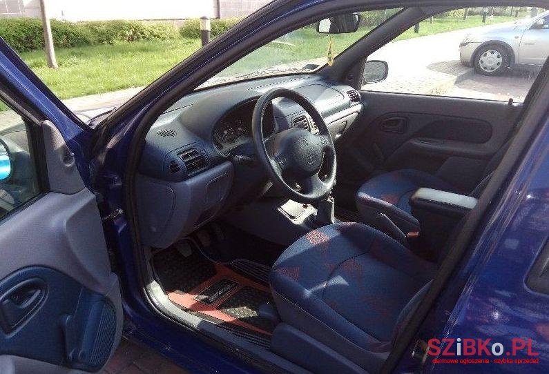 1998' Renault Clio photo #1