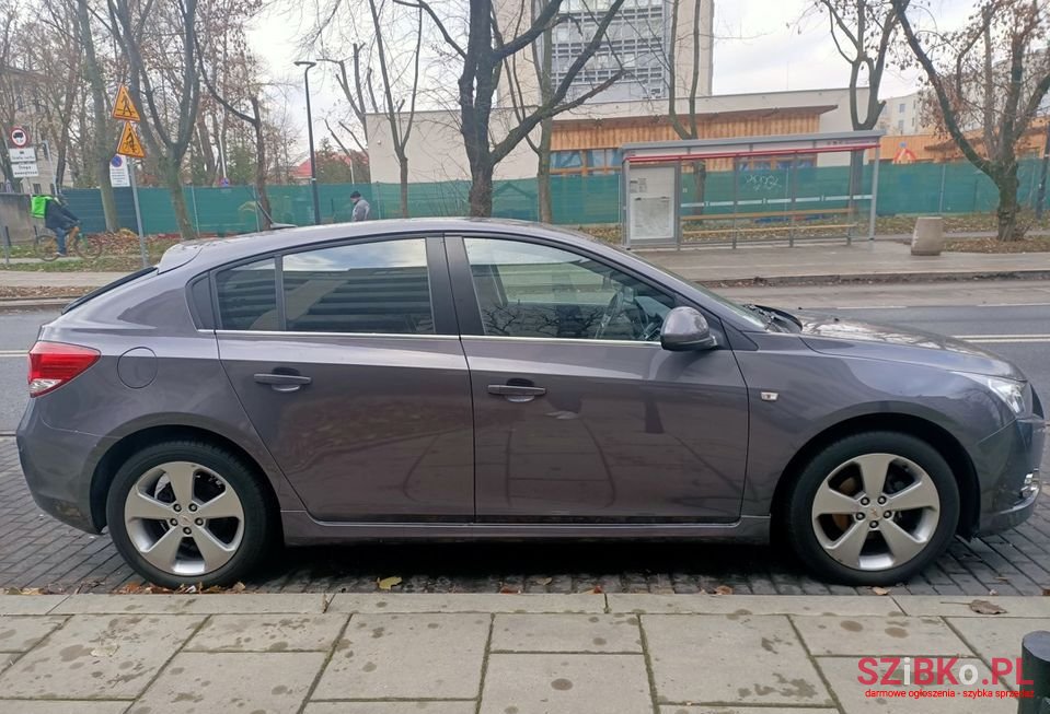 2011' Chevrolet Cruze photo #2