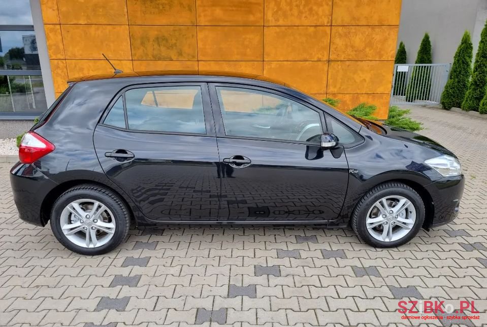 2011' Toyota Auris photo #2