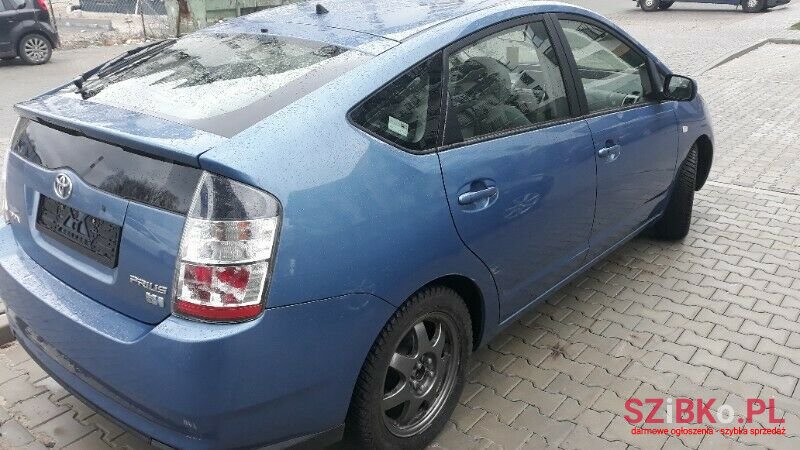 2004' Toyota Prius photo #2