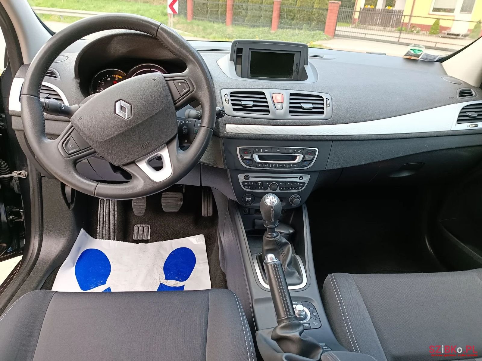 2011' Renault Megane photo #6