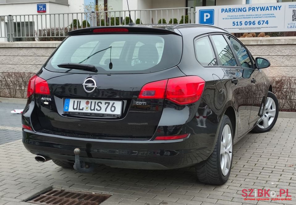 2011' Opel Astra photo #4