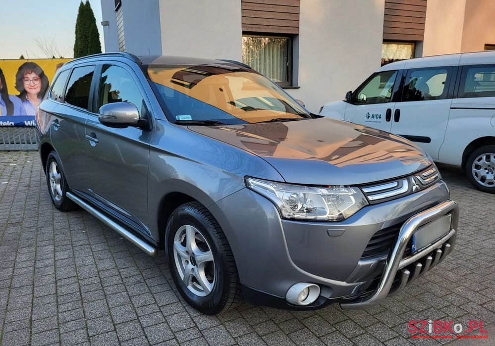 2012' Mitsubishi Outlander 2.0 Instyle Navi photo #3