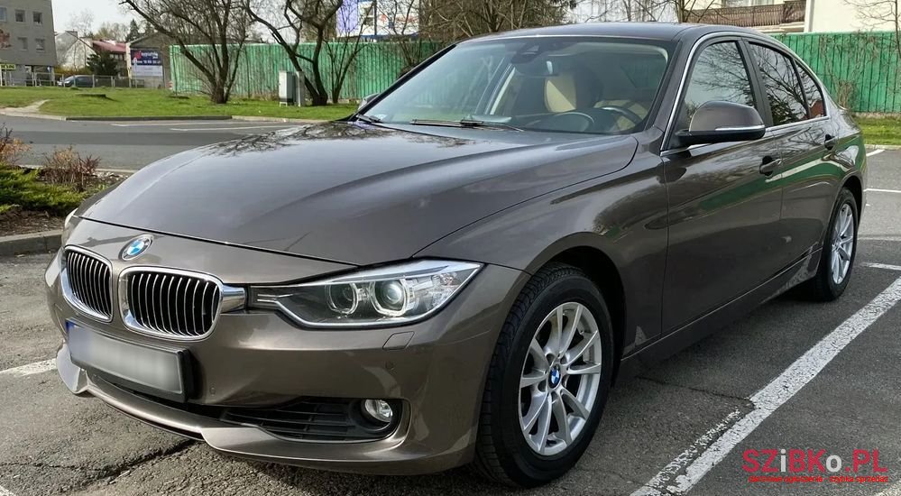 2012' BMW 3 Series 320I photo #3