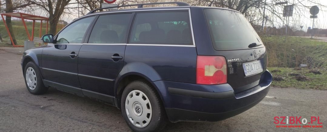 2004' Volkswagen Passat photo #2