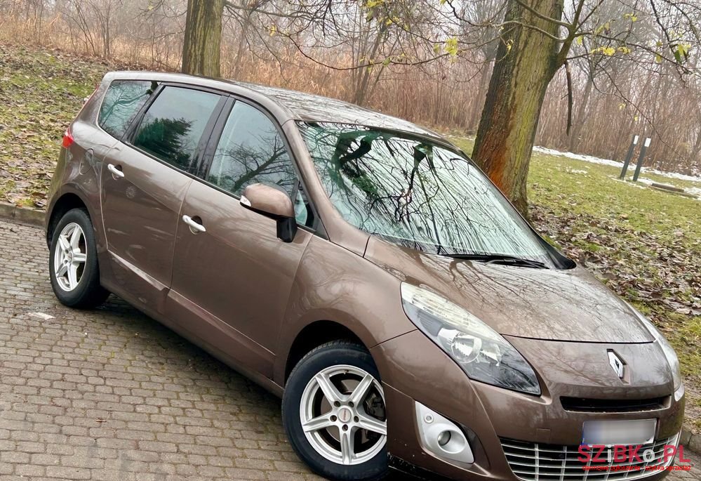 2011' Renault Scenic photo #2