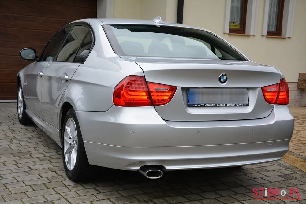 2010' BMW 3 Series 320D photo #2