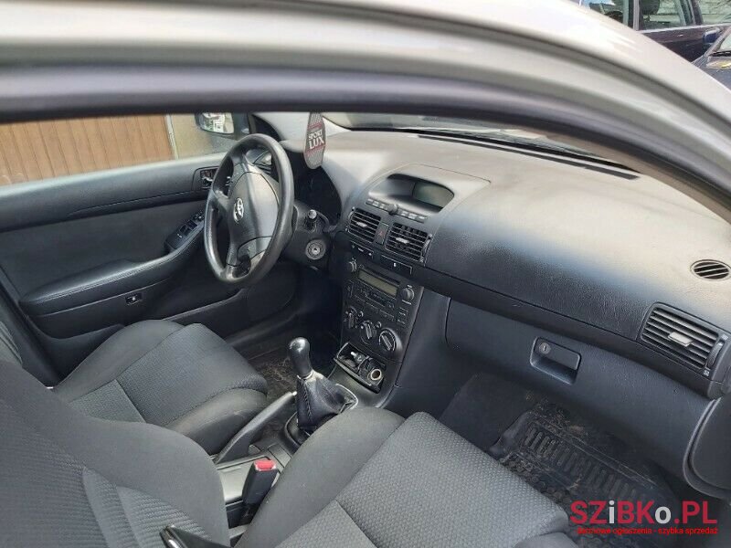 2005' Toyota Avensis photo #4