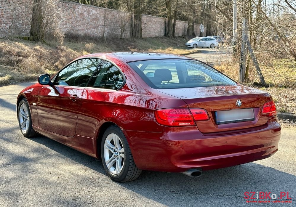 2010' BMW 3 Series 320I photo #4