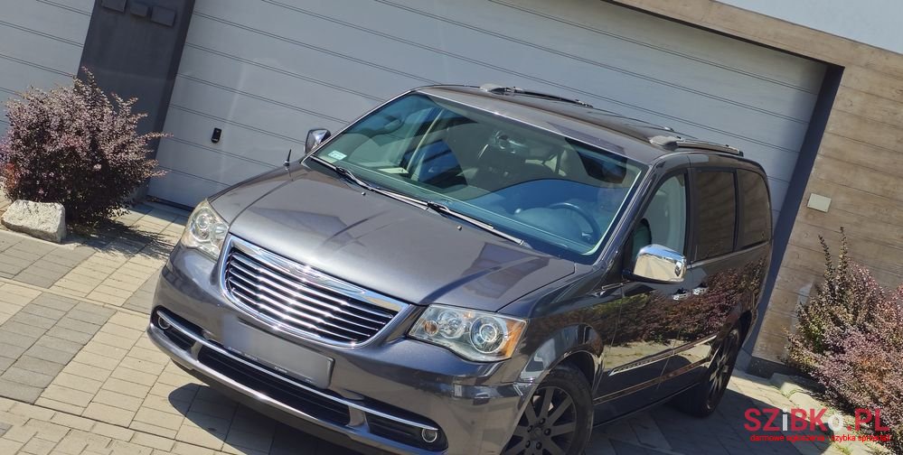 2016' Chrysler Town & Country 3.6 Limited photo #2