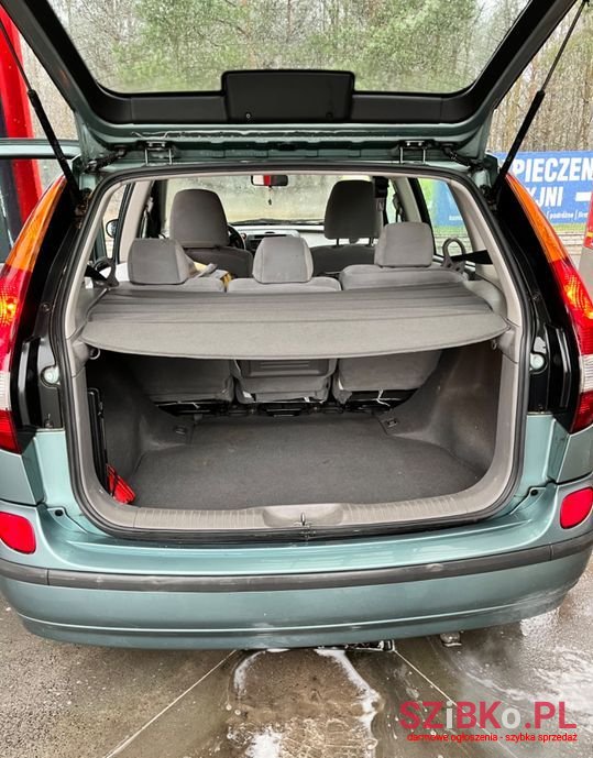 2003' Nissan Almera Tino photo #3