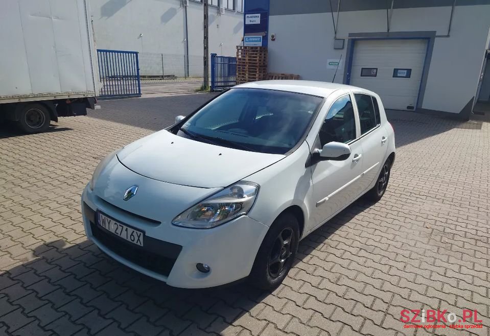 2010' Renault Clio photo #1