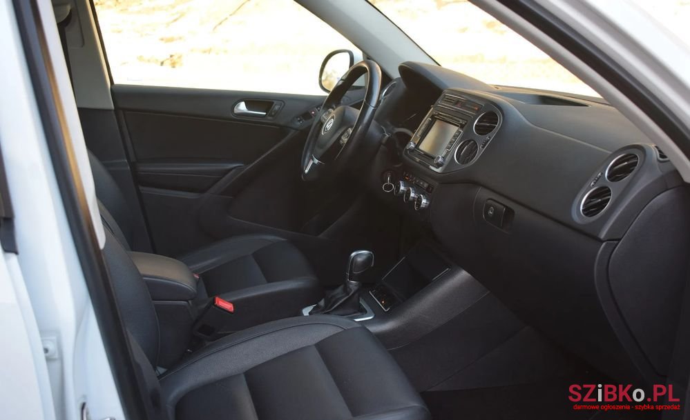 2015' Volkswagen Tiguan photo #3