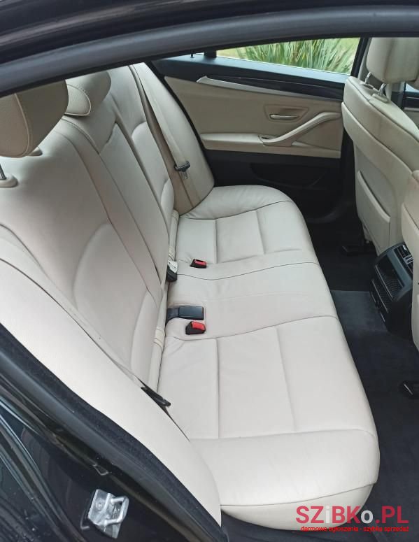 2011' BMW 5 Series photo #2