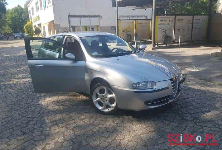 2001' Alfa Romeo 147 photo #1