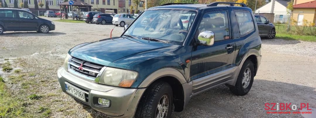 2001' Mitsubishi Pajero photo #1