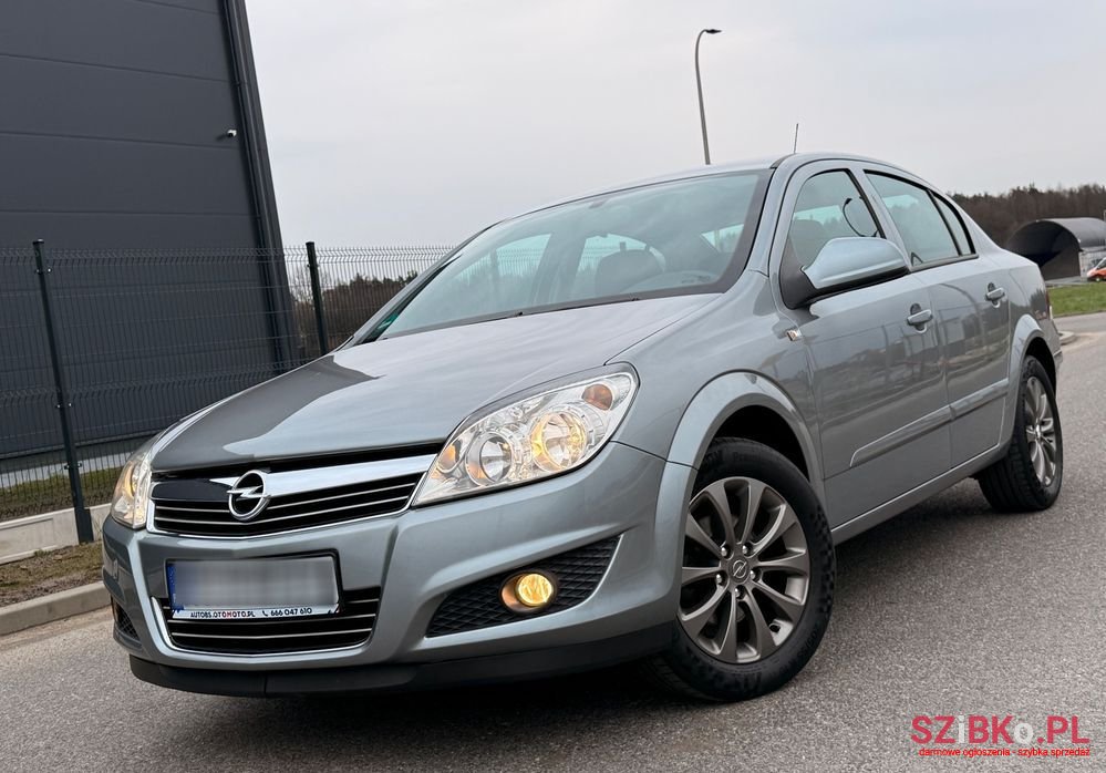 2010' Opel Astra 1.6 Edition photo #2