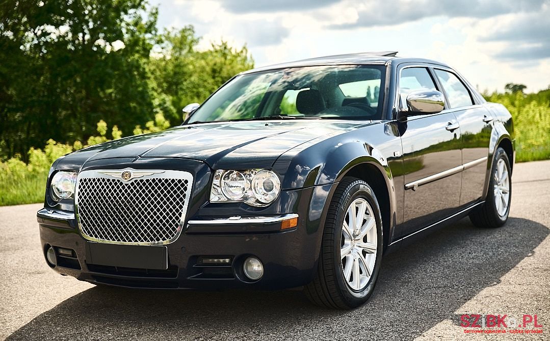 2010' Chrysler 300C photo #4