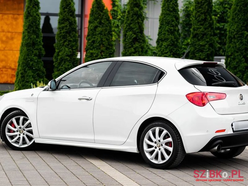 2012' Alfa Romeo Giulietta photo #6