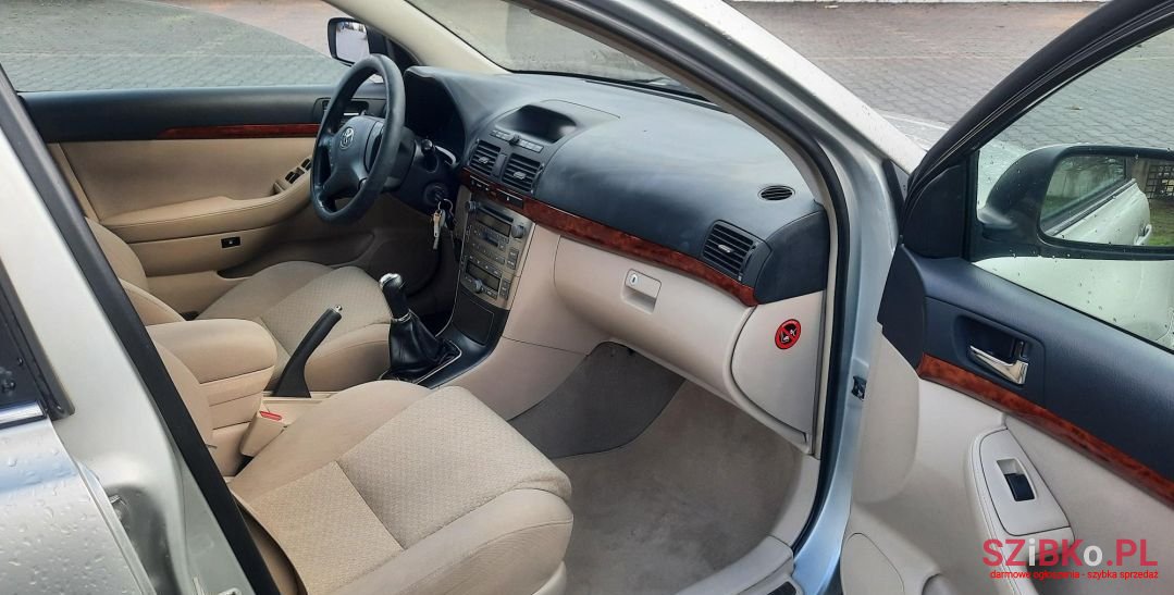 2004' Toyota Avensis photo #5