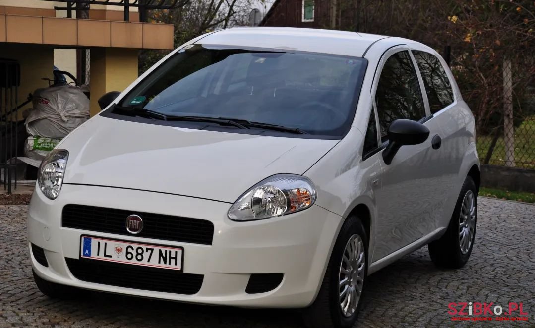 2011' Fiat Grande Punto photo #2