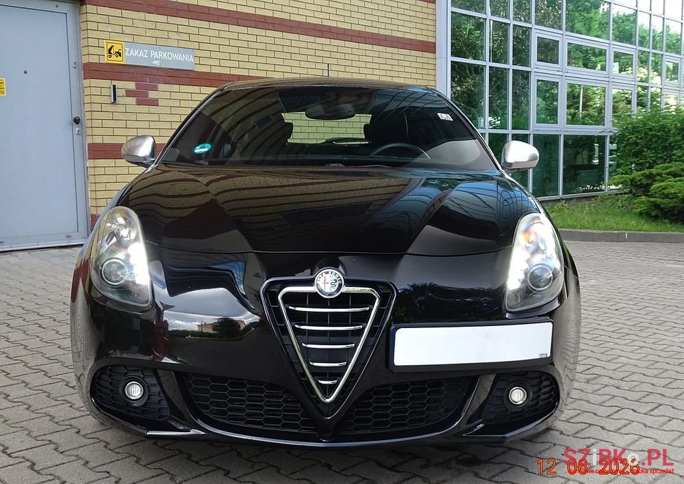 2011' Alfa Romeo Giulietta photo #4