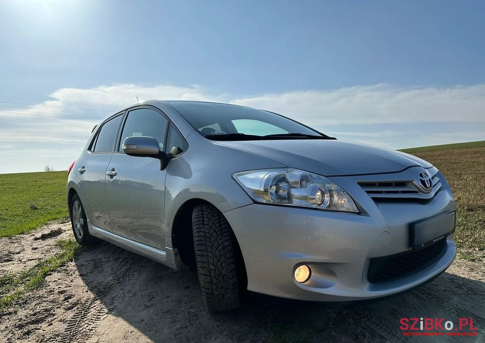 2012' Toyota Auris photo #2