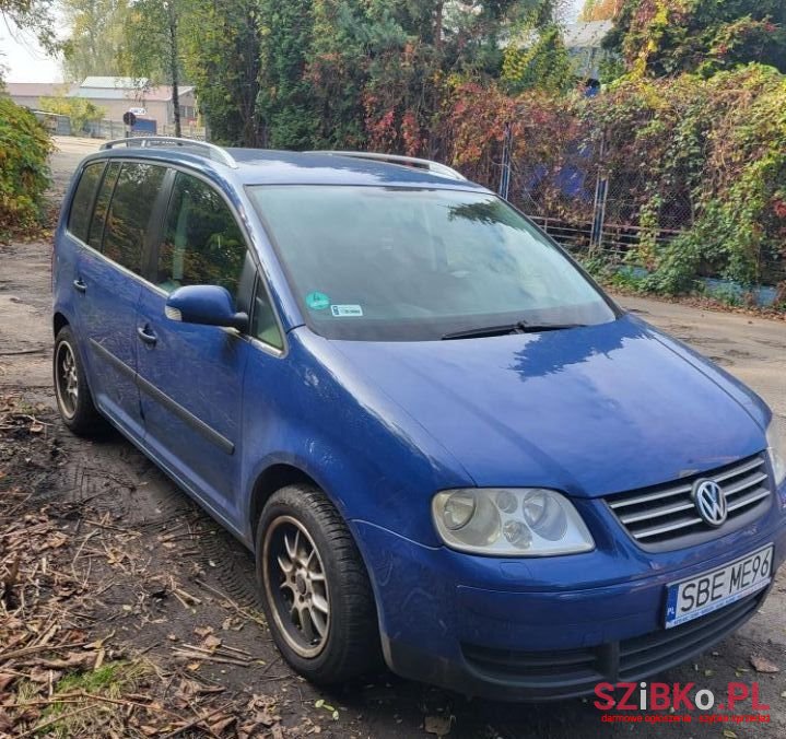 2004' Volkswagen Touran photo #3