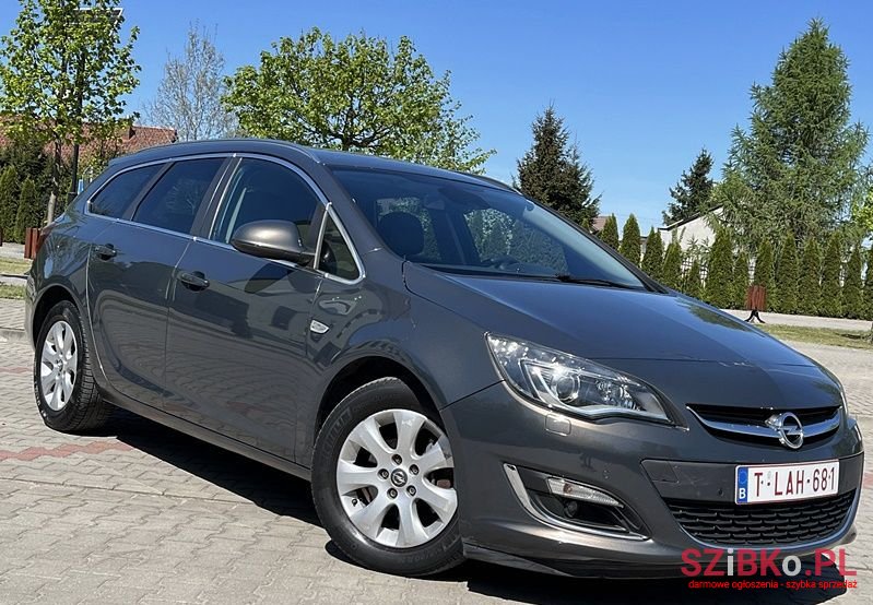 2014' Opel Astra photo #2
