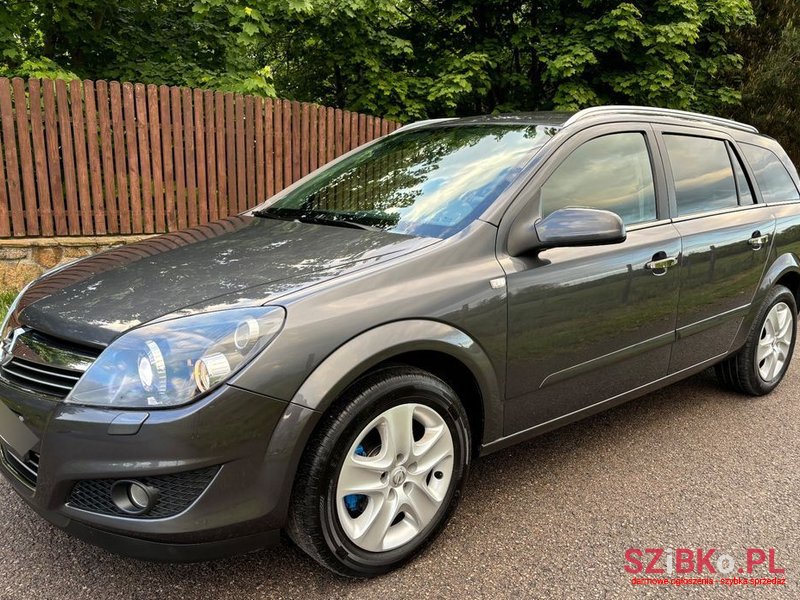 2010' Opel Astra 1.8 Caravan photo #3