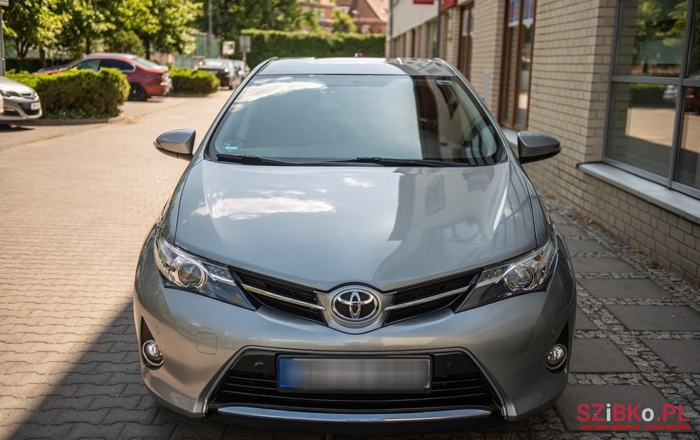 2013' Toyota Auris photo #2
